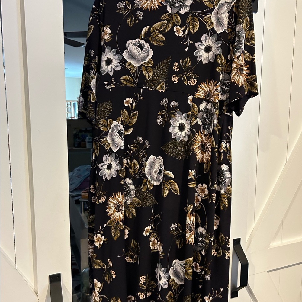 Connected Apparel Black Floral Midi Dress - Picture 2 of 3